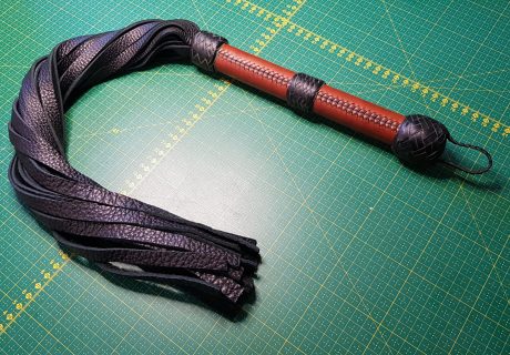 Triple knot flogger